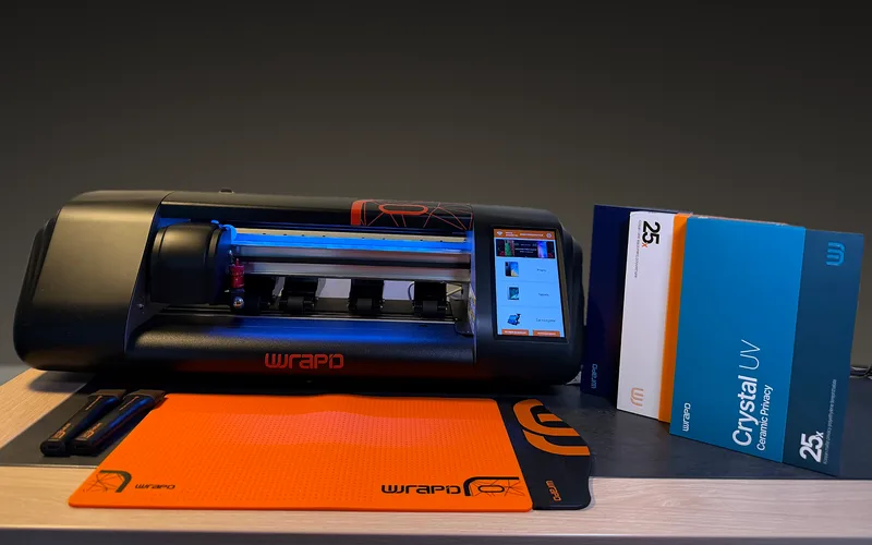 Onze snijplotter in de winkel, naast de verpakkingen beschermfolie